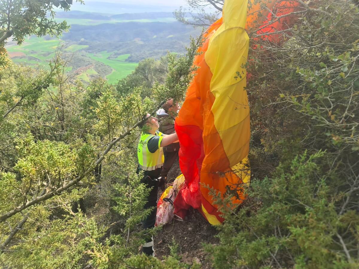Rescatan a un parapentista tras impactar en la zona del paraje Castillo de Monjardin (Navarra)