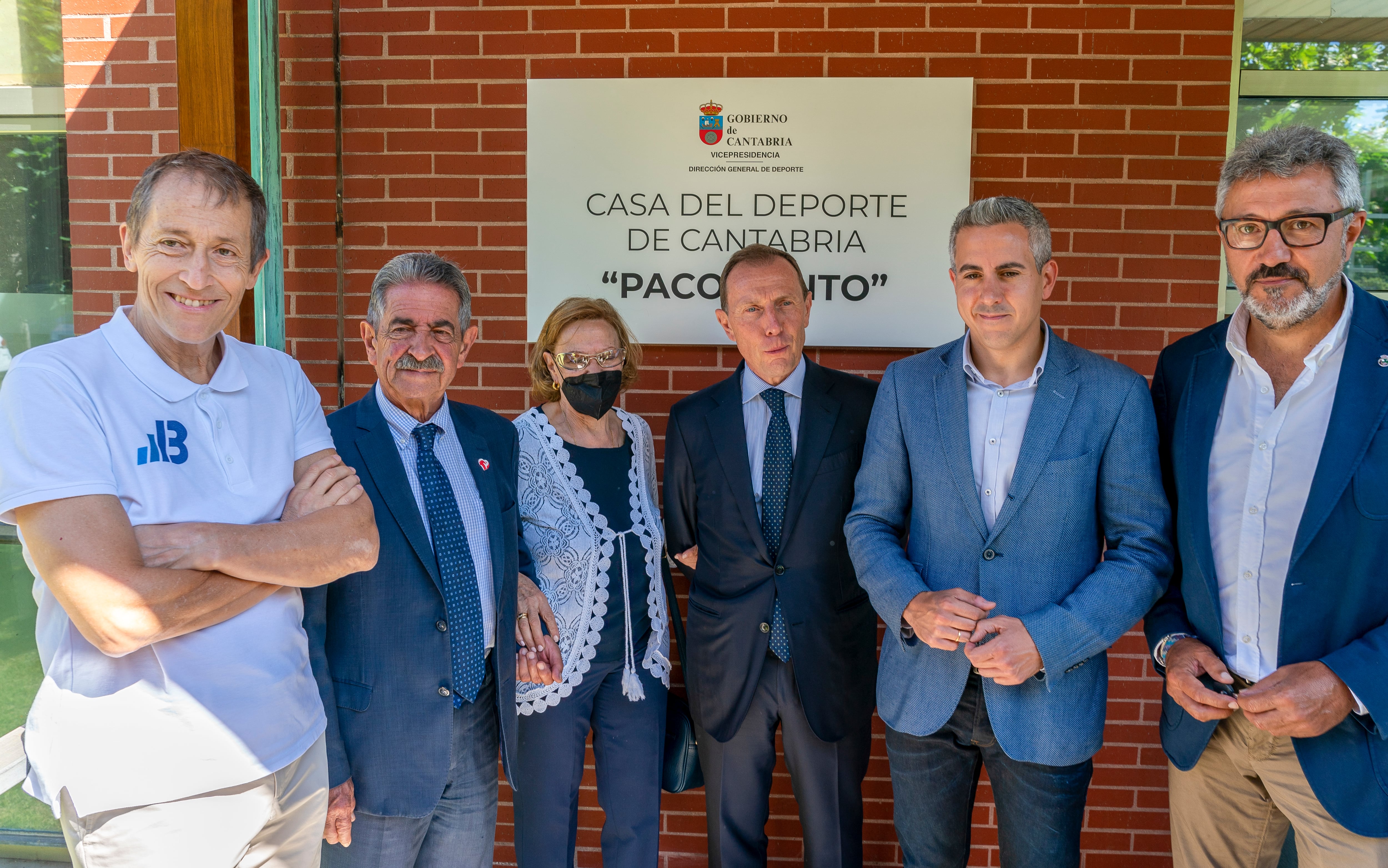 La Casa del Deporte, que acoge a diversas federaciones cántabras, pasarán a denominarse Paco Gento, con un acto al que asiste este viernes la familia del mítico futbolista, fallecido el pasado enero, así como el presidente de Cantabria, Miguel Ángel Revilla (2i), el vicepresidente, Pablo Zuloaga, y Emilio Butragueño (3d), en representación del Real Madrid. EFE/ Román G. Aguilera