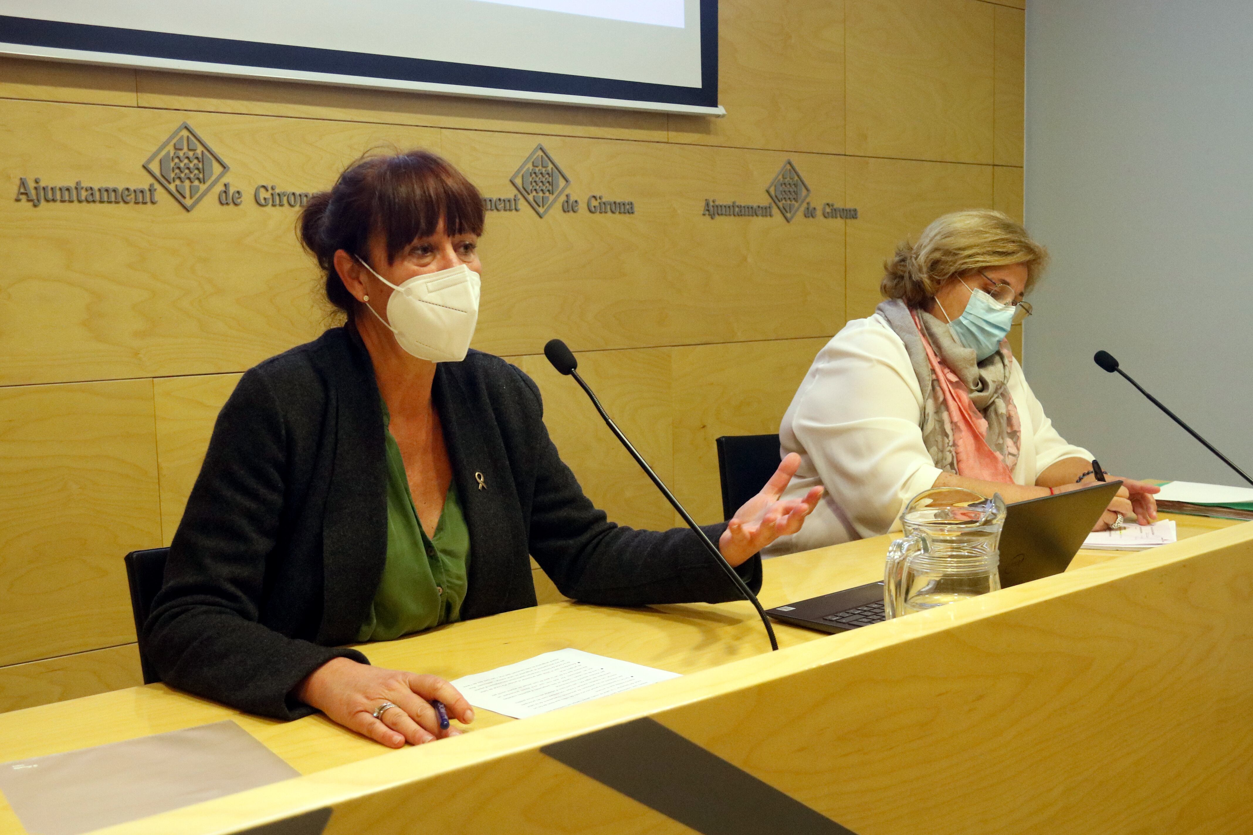L'alcaldessa de Girona, Marta Madrenas, i la regidora de Salut, Eva Palau.