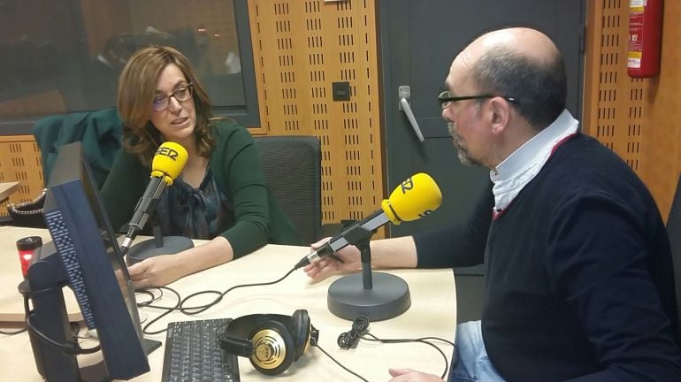 La presidenta de la Diputación, Ángeles Armisen, en la imagen con el jefe de contenidos de Radio Palencia de la Cadena SER, Juan Francisco Rojo