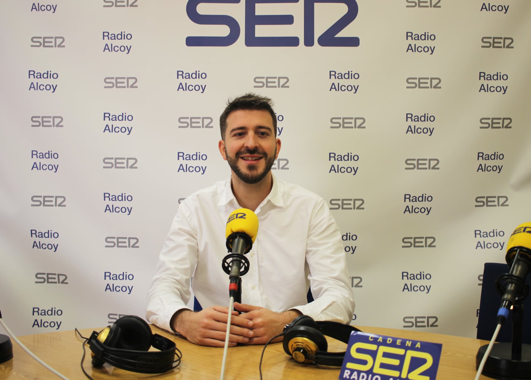 Jordi Pla, regidor de Comerç, en l'estudi central de Radio Alcoy