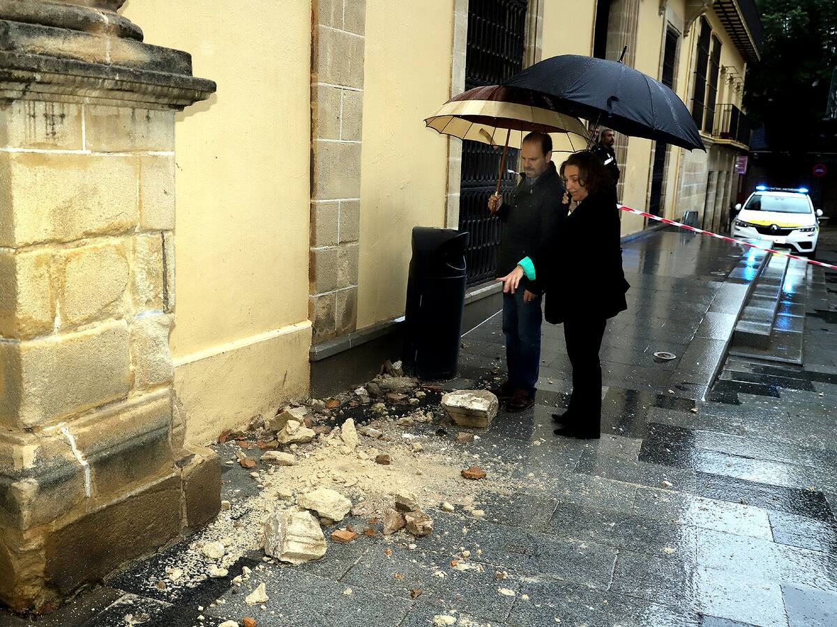Las lluvias provocan el desprendimiento de un sillar de la cornisa de la fachada del Ayuntamiento de Jerez