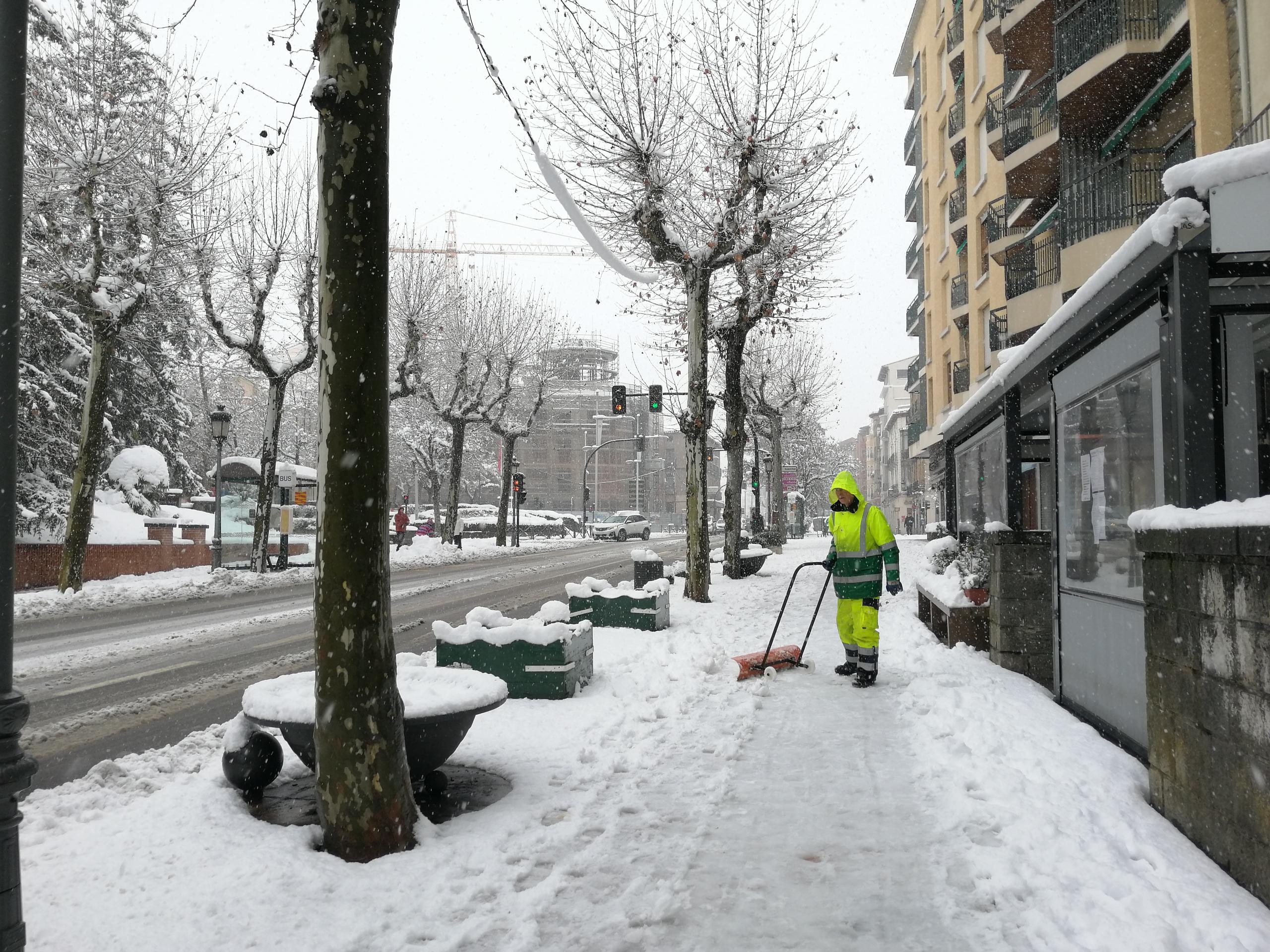 Calles de Jaca con nieve este lunes