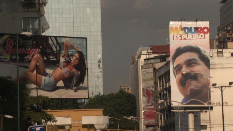 Cartel de Nicolás Maduro captado en la grabación de 'En tierra hostil'