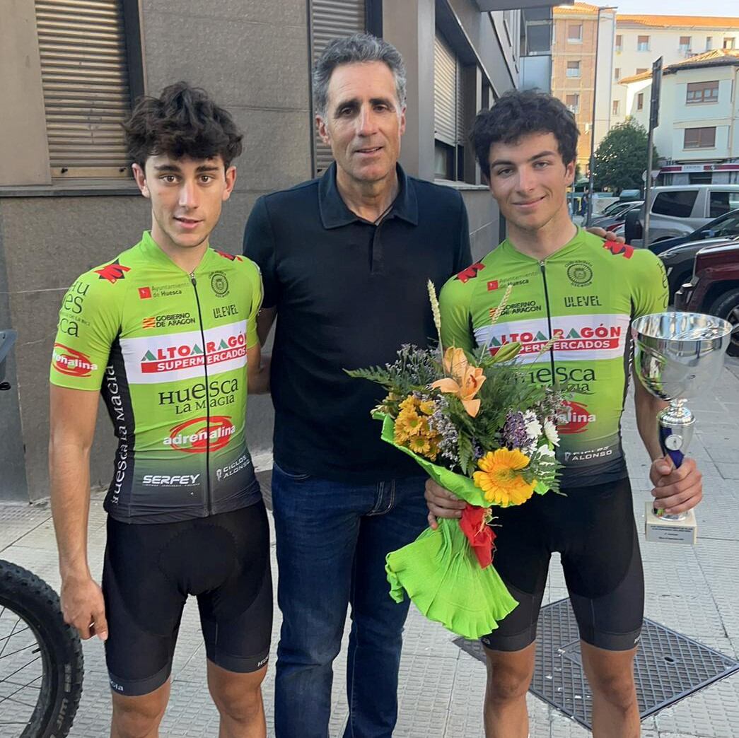 Tamé y Galván junto a Miguel Induráin en Villava