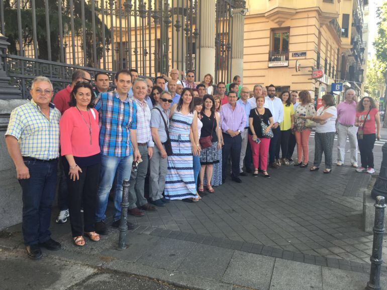 Protesta de alcaldes socialistas de la provincia de Granada ante el Ministerio de Agricultura para reivindicar un mejor trato en el reparto de las ayudas de la PAC