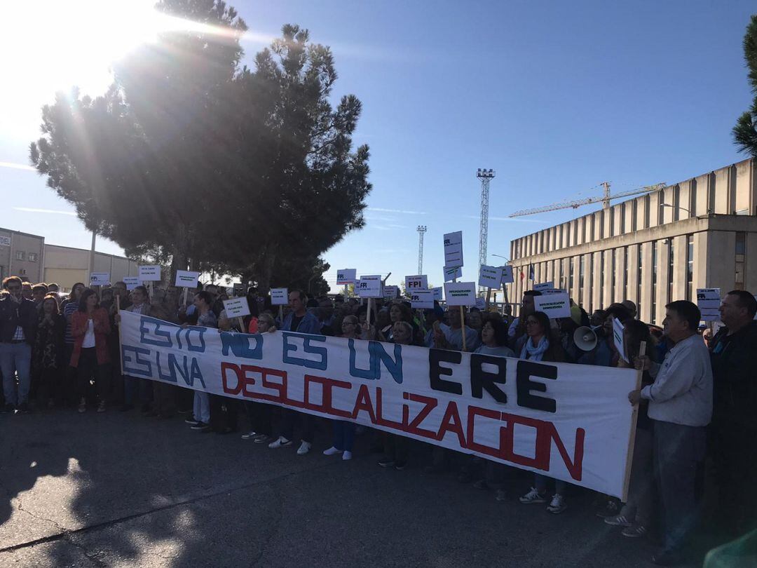 Concentración de trabajadores y vecinos de Ejea a las puertas de Future Pipe, en el Polígono de Valdeferrín