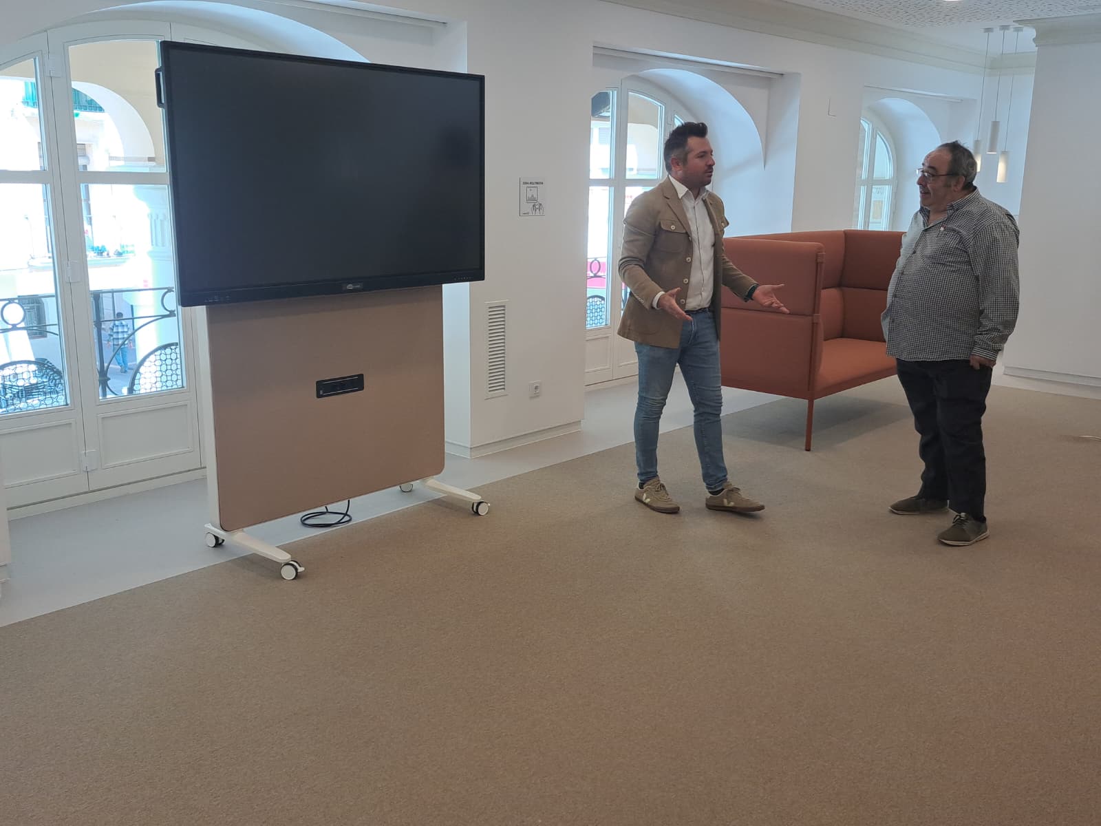 En marcha la instalación del mobiliario de la nueva Biblioteca con la que se recuperan los antiguos Almacenes San Pedro