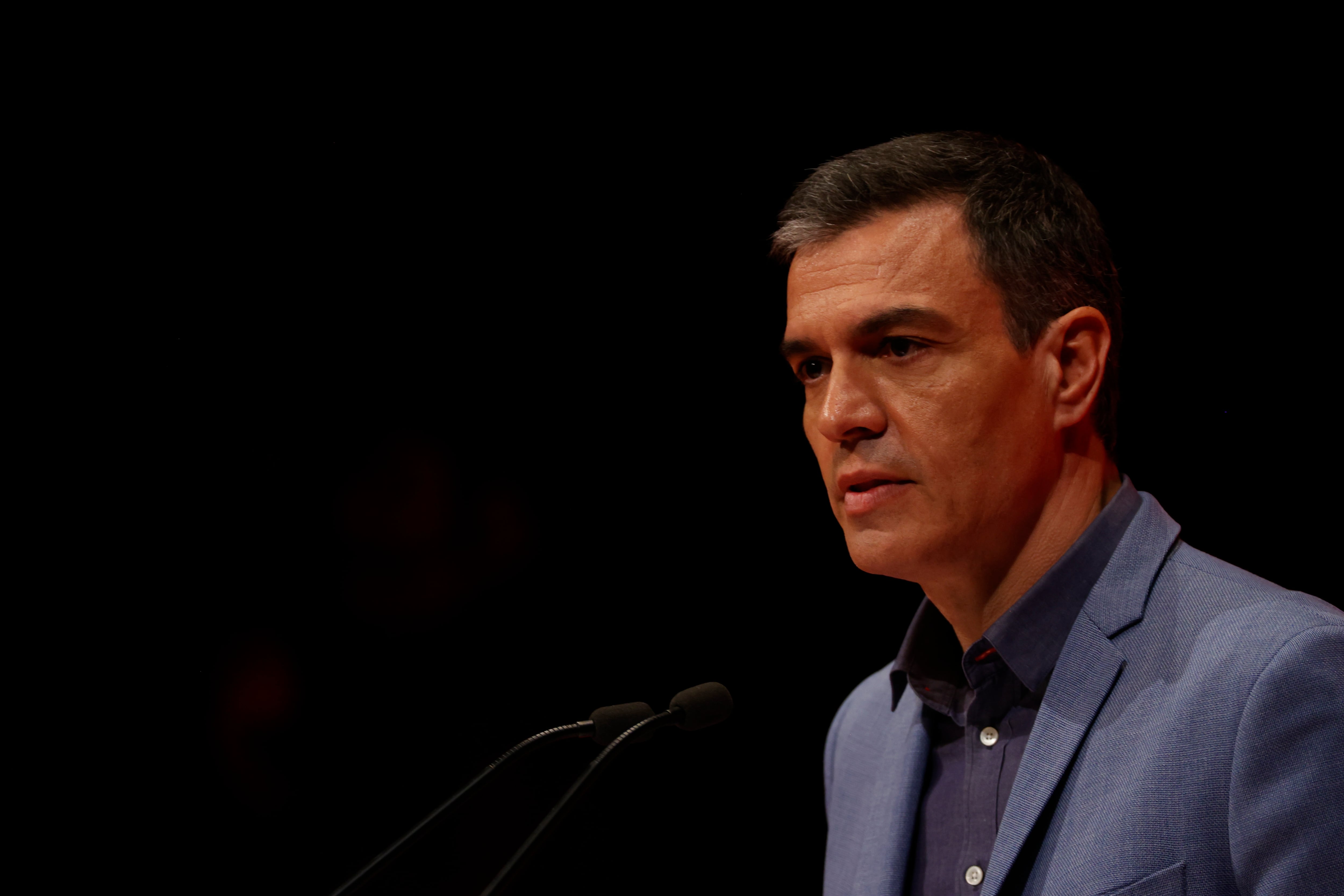 El presidente del Gobierno, Pedro Sánchez, tras participar en el homenaje rendido al que fue dirigente del partido Rodolfo Ares, fallecido el pasado 26 de enero a los 68 años de edad, este sábado en Bilbao. EFE/Luis Tejido