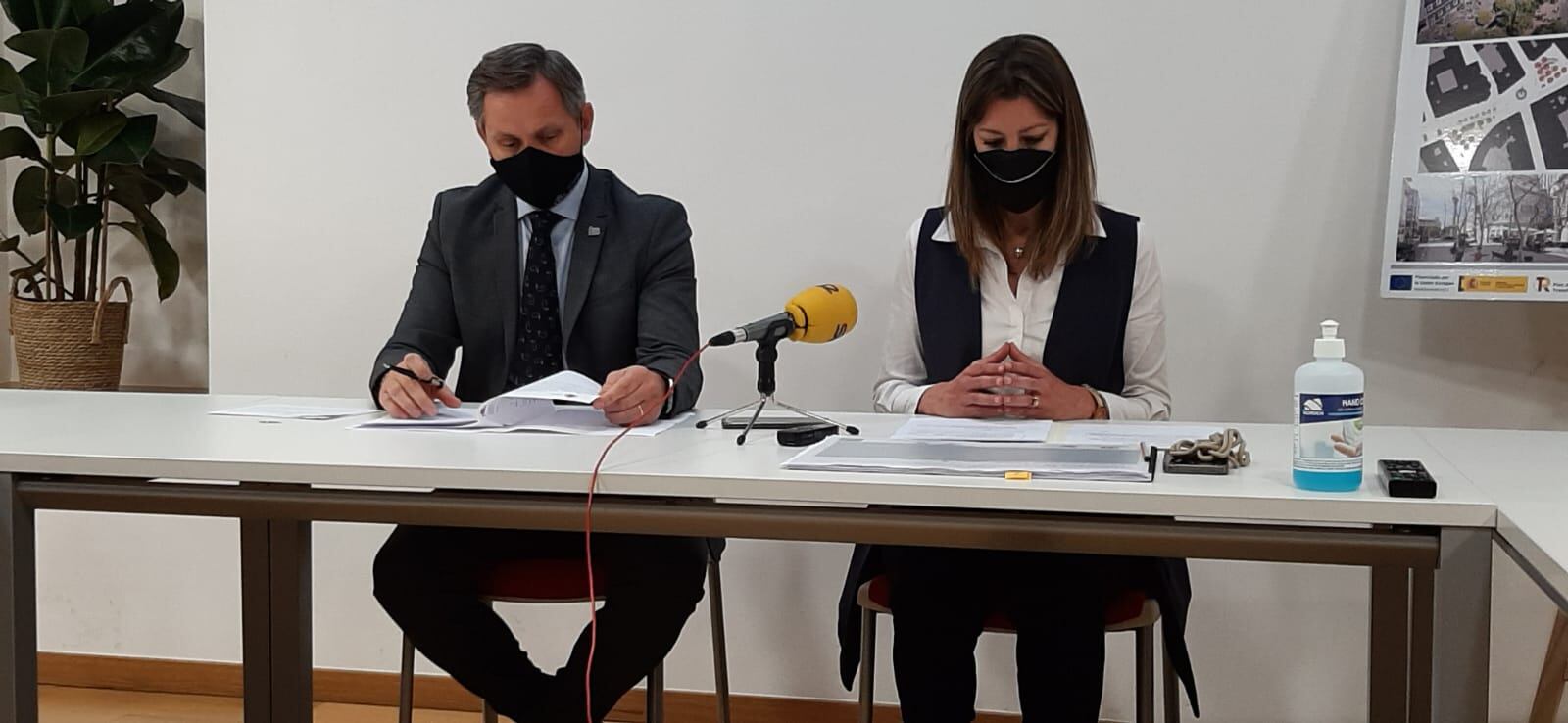 José Miñones (izquierda) y Lara Méndez (derecha) durante la presentación del proyecto de peatonalización del casco histórico de Lugo