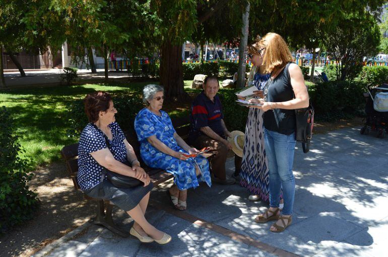 Las candidatas departen con abulenses en el jardín del Recreo