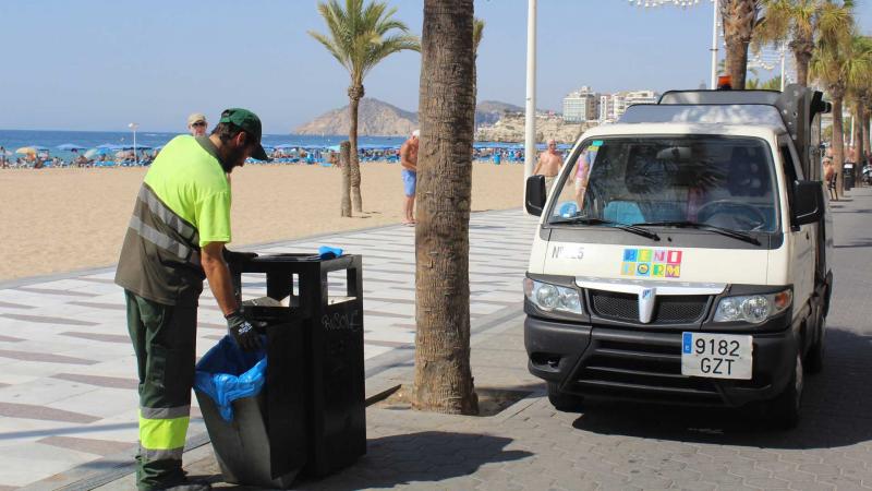 Recogida de basura en la Playa Levante de Benidorm