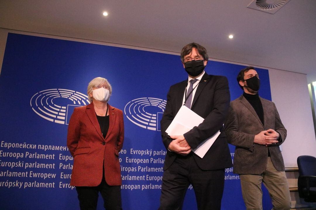 Clara Ponsatí, Carles Puigdemont i Toni Comín a la seu del Parlament Europeu
