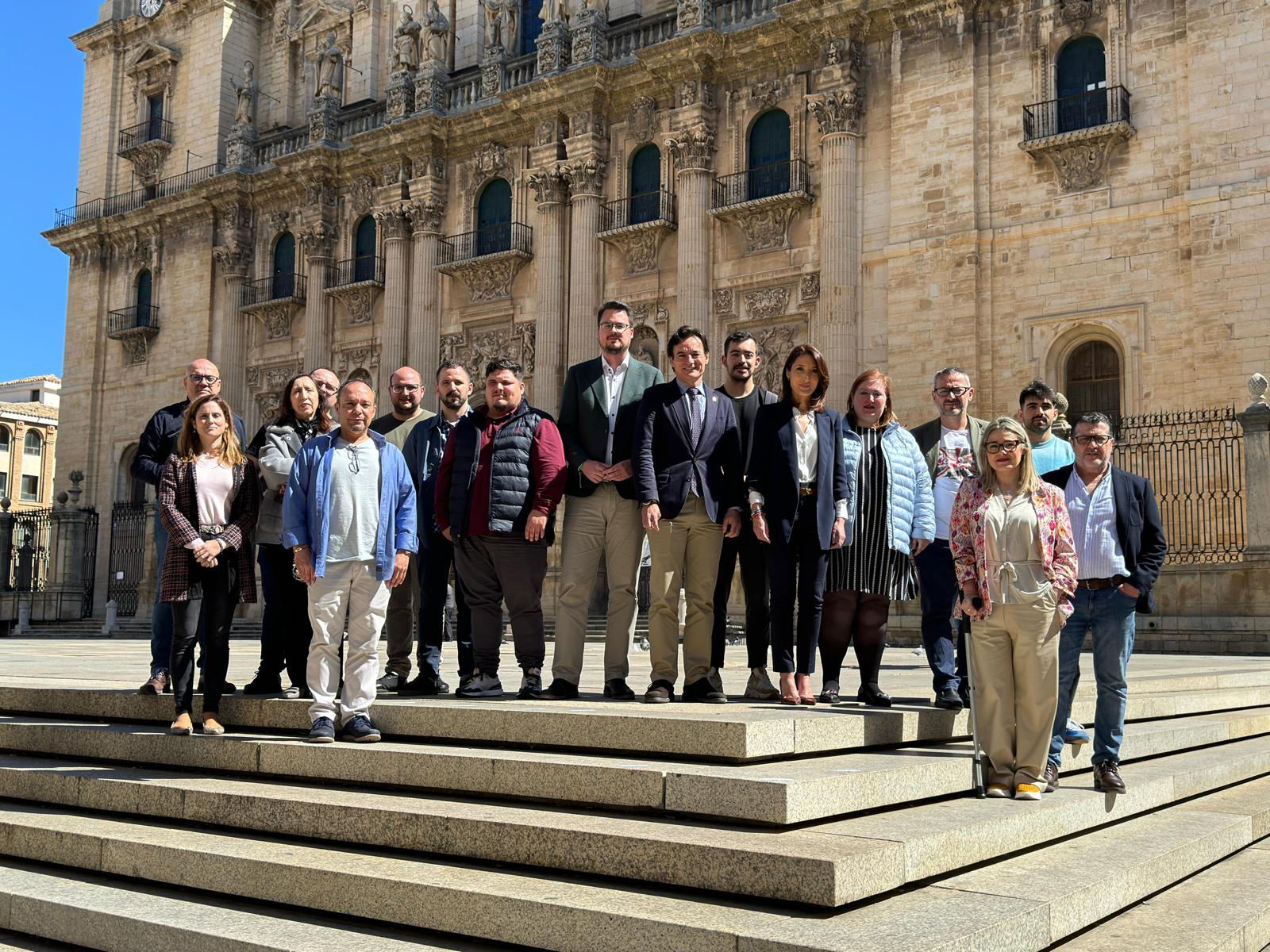 Estrellas Michelin, responsables políticos y patrocinadores de las &#039;Noches Gastronómicas de Jaén&#039; posan en las escaleras de la plaza de Santa María.