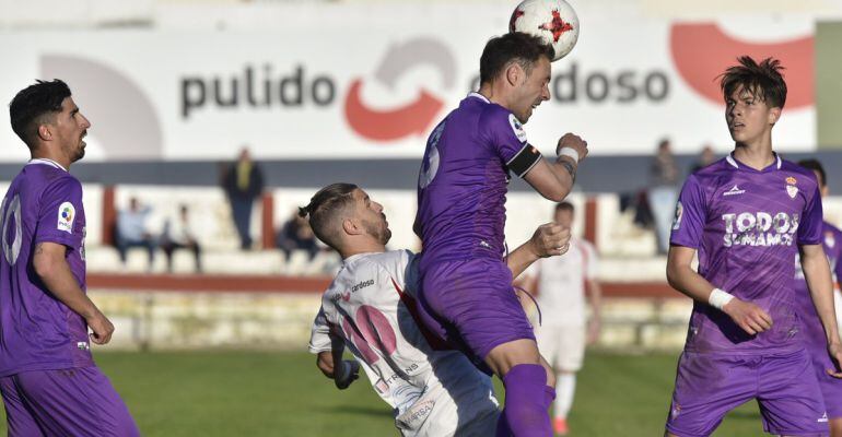 Sutil e Higinio pelean por el balón en una jugada del Martos-Real Jaén de este pasado fin de semana.