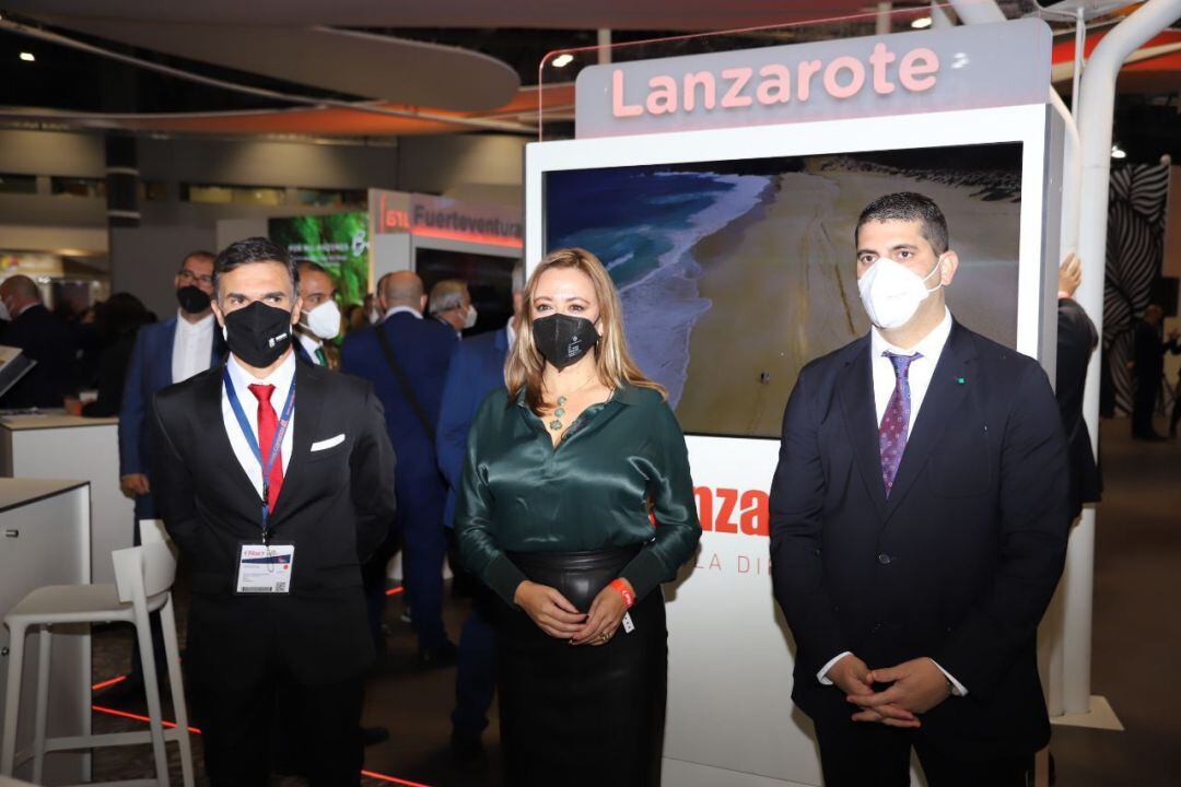 (De izqda.) Héctor Fernández, consejero delegado SPEL-Turismo Lanzarote, María Dolores Corujo, presidenta del Cabildo de Lanzarote, y Benjamín Perdomo, consejero delegado de los CACT en Fitur 2022.