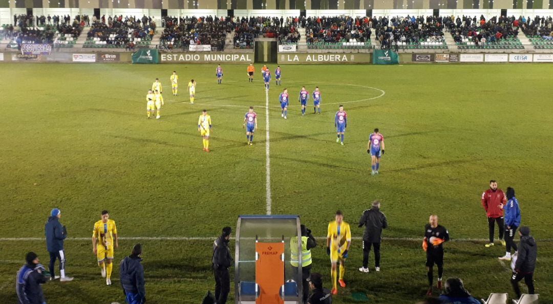 Los dos equipos durante el tiempo de descanso en La Albuera.