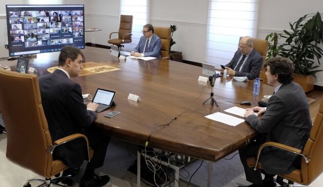 Alfonso Fernández Mañueco presidente la reunión, por videoconferencia, con los alcaldes y los presidentes de las diputaciones de Castilla y León. Junto a él, el consejero de la Presidencia, Ángel Ibáñez y el vicepresidente y portavoz de la Junta, Francisco Igea