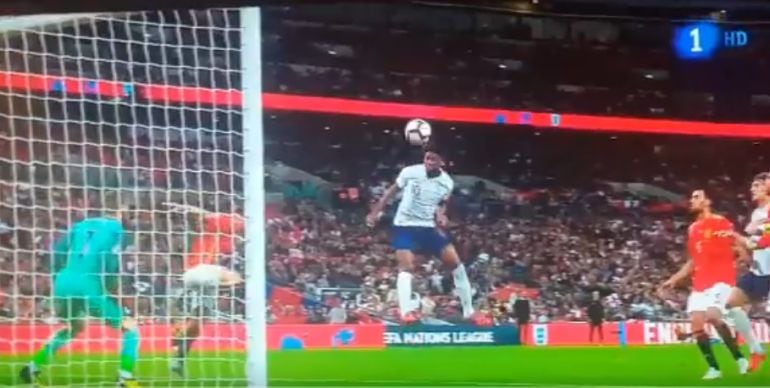 De Gea se dispone a parara el balón