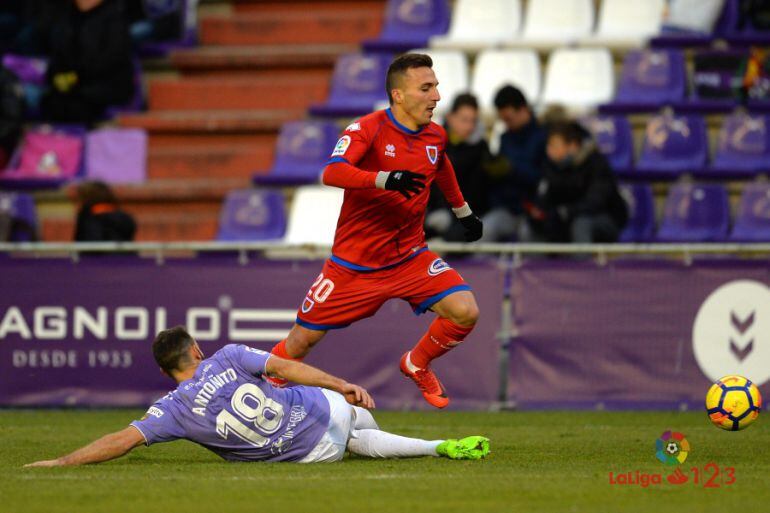 Pablo Valcarce se escapa de Antoñito en el partido de ida en Zorrilla.