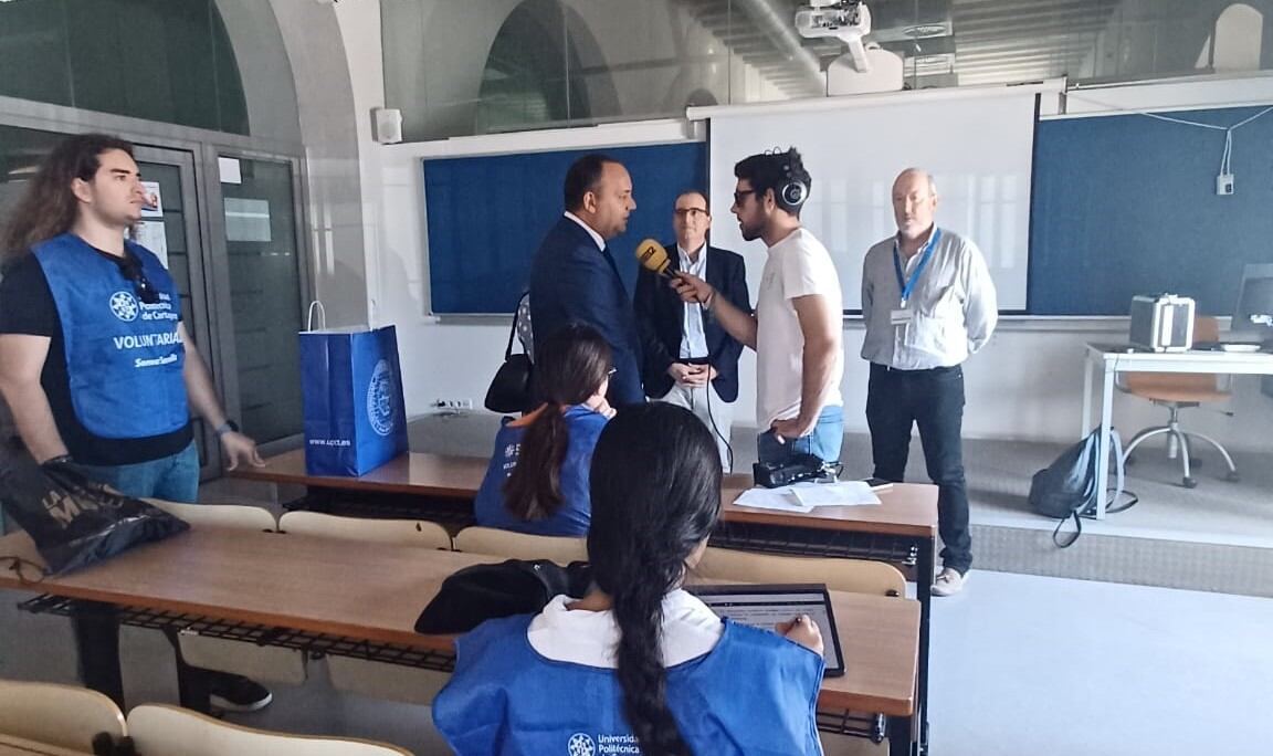 Conexión en directo, en Hoy por hoy Cartagena, desde una de las sedes de la EBAU