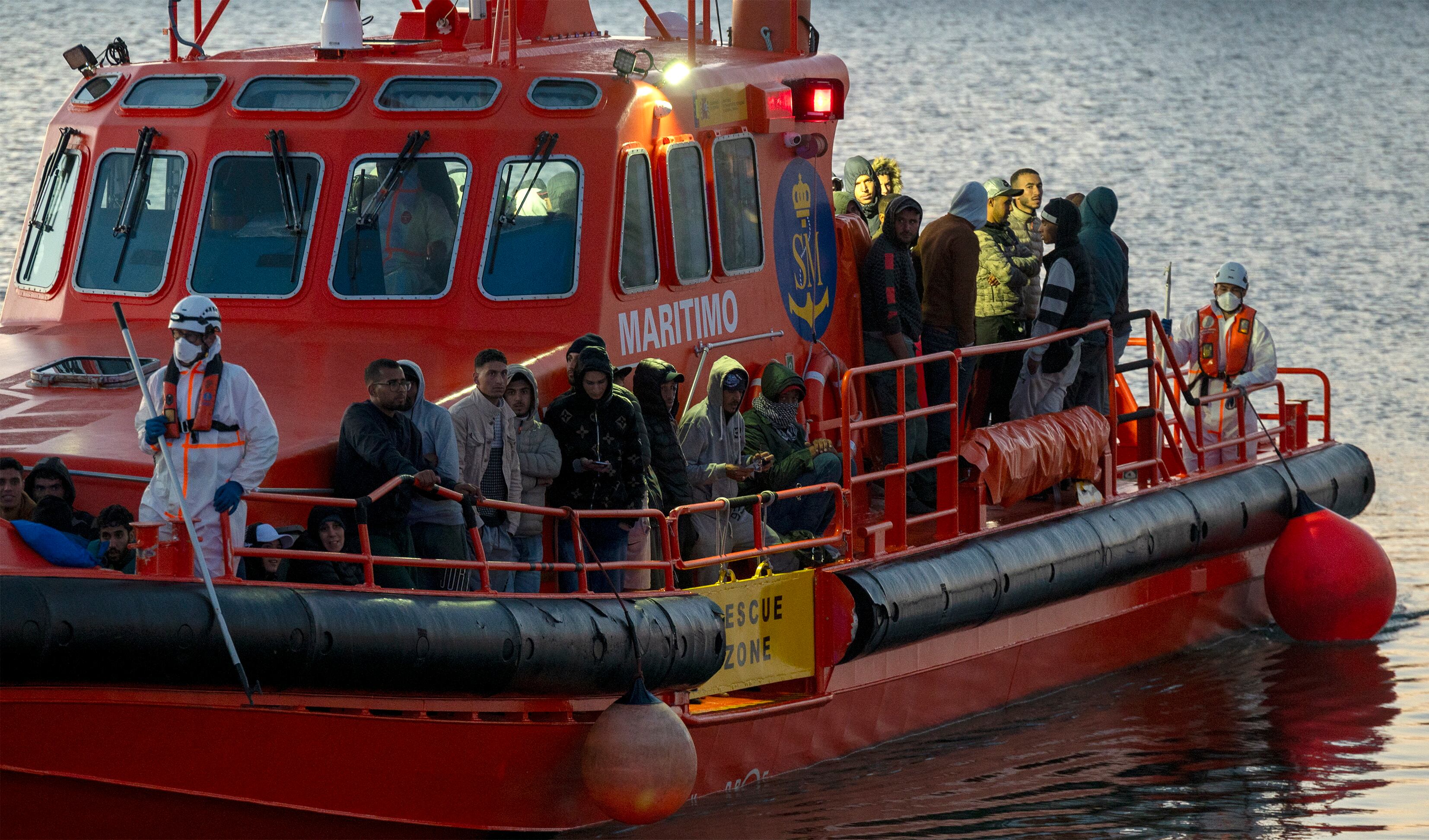 GRAFCAN1504. ARRECIFE (LANZAROTE), 28/11/2023.- Salvamento Marítimo ha desembarcado a primeras horas de este martes en la capital de Lanzarote a 98 personas que navegaban en dos pateras al noreste de la isla y que ha rescatado de madrugada después de que el Helimer 204 las localizara desde el aire. En la imagen, llegada de los inmigrantes a Puerto Naos. EFE/ Adriel Perdomo
