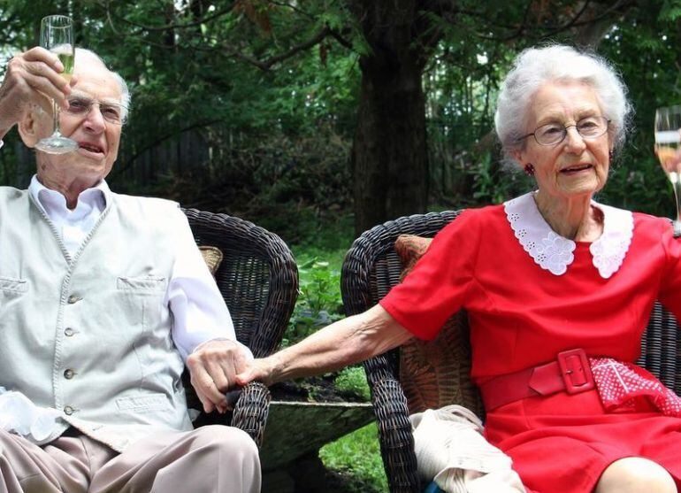 George y Jean Spear durante la celebración del 72 aniversario en 2014.