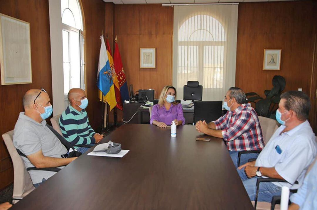 Reunión de la presidenta del Cabildo de Lanzarote, María Dolores Corujo, y el consejero de Agricultura y Ganadería, Ángel Vázquez, con algunos representantes del sector agrícola y ganadero.