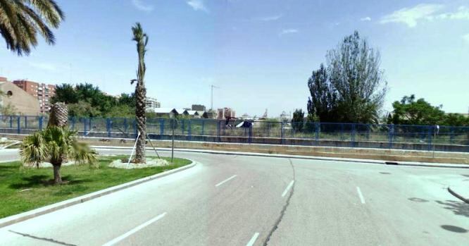 Aspecto del tramo final de la avenida de Francia que no tiene continuidad por las vías del tren