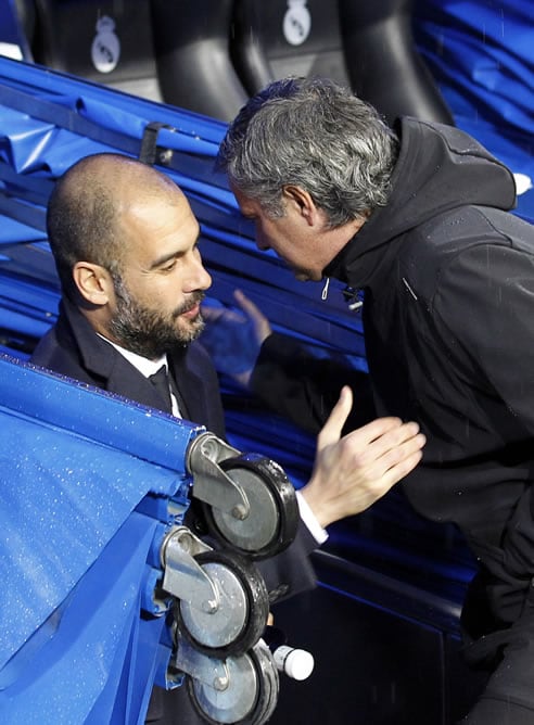 El entrenador portugués del Real Madrid, José Mourinho, saluda al entrenador del FC Barcelona, Pep Guardiola