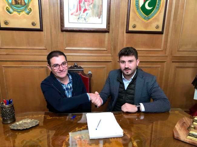 Un instante de la firma del convenio entre la Asociación de San Jorge y el Grupo Palacios