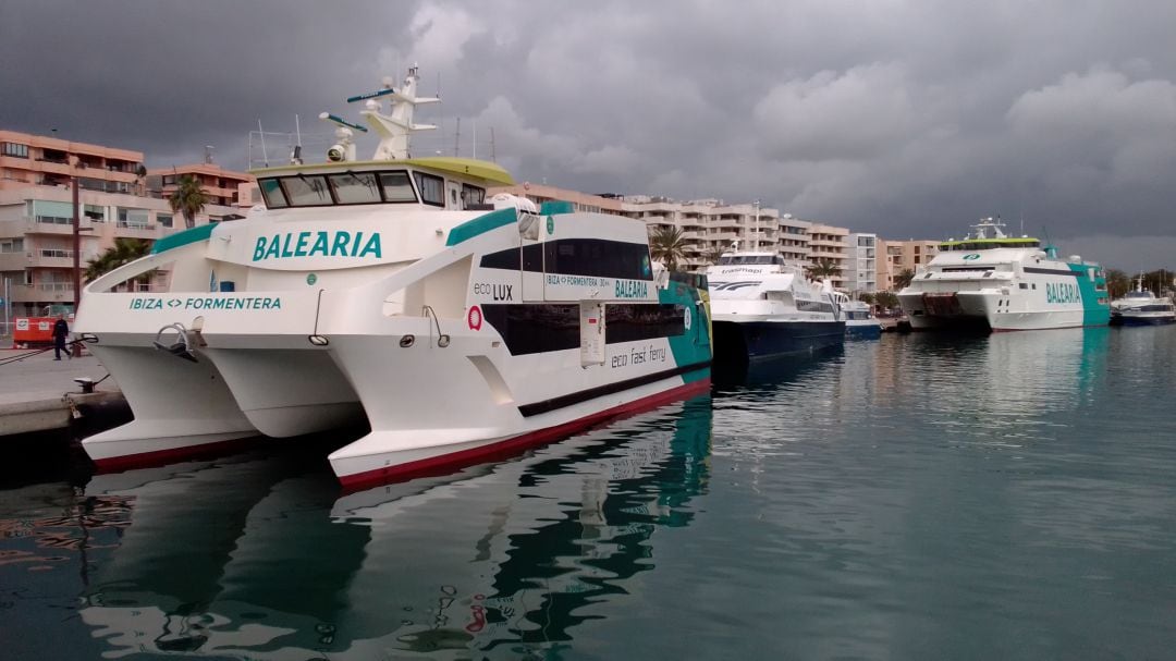 Buques de las navieras en el puerto de Ibiza