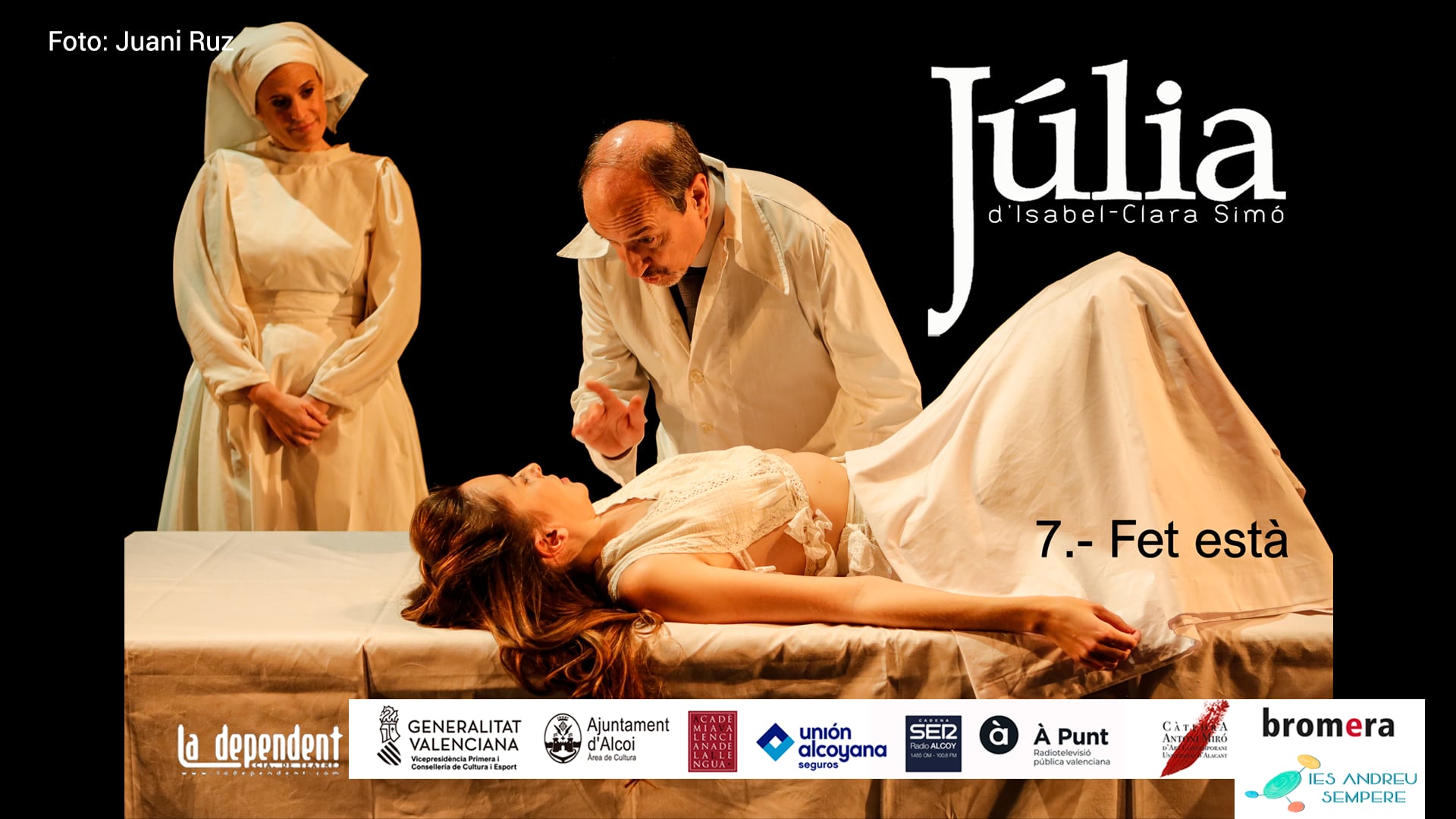 Entitats que fan possible la producció i l&#039;emissió de la radionovel·la &#039;Júlia&#039; amb una imatge de la representació teatral