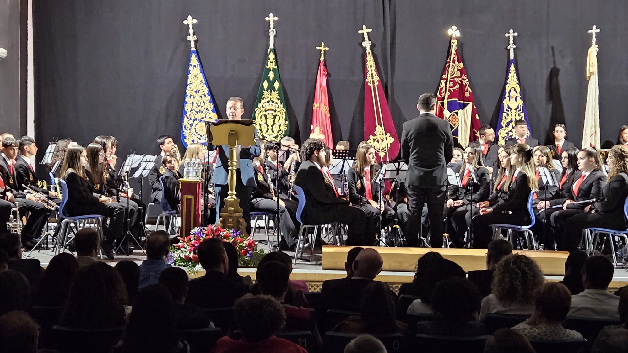 Momento del pregón, con el pregonero, Gerardo Ramírez y la Banda de Música &#039;Pedro Gámez Laserna&#039;, sobre el escenario de la Casa de la Cultura