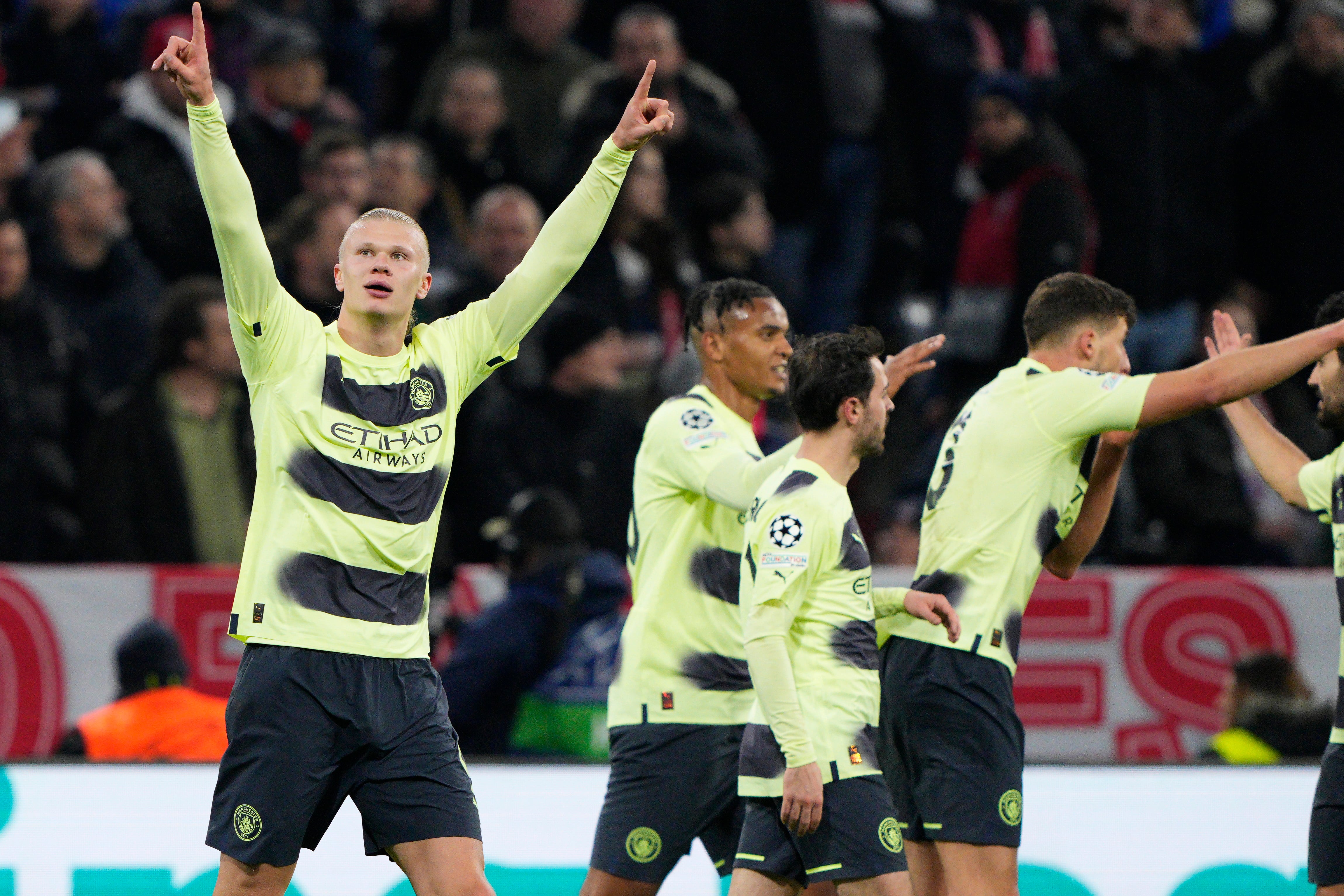 Erling Haaland celebra su gol en el Allianz Arena.