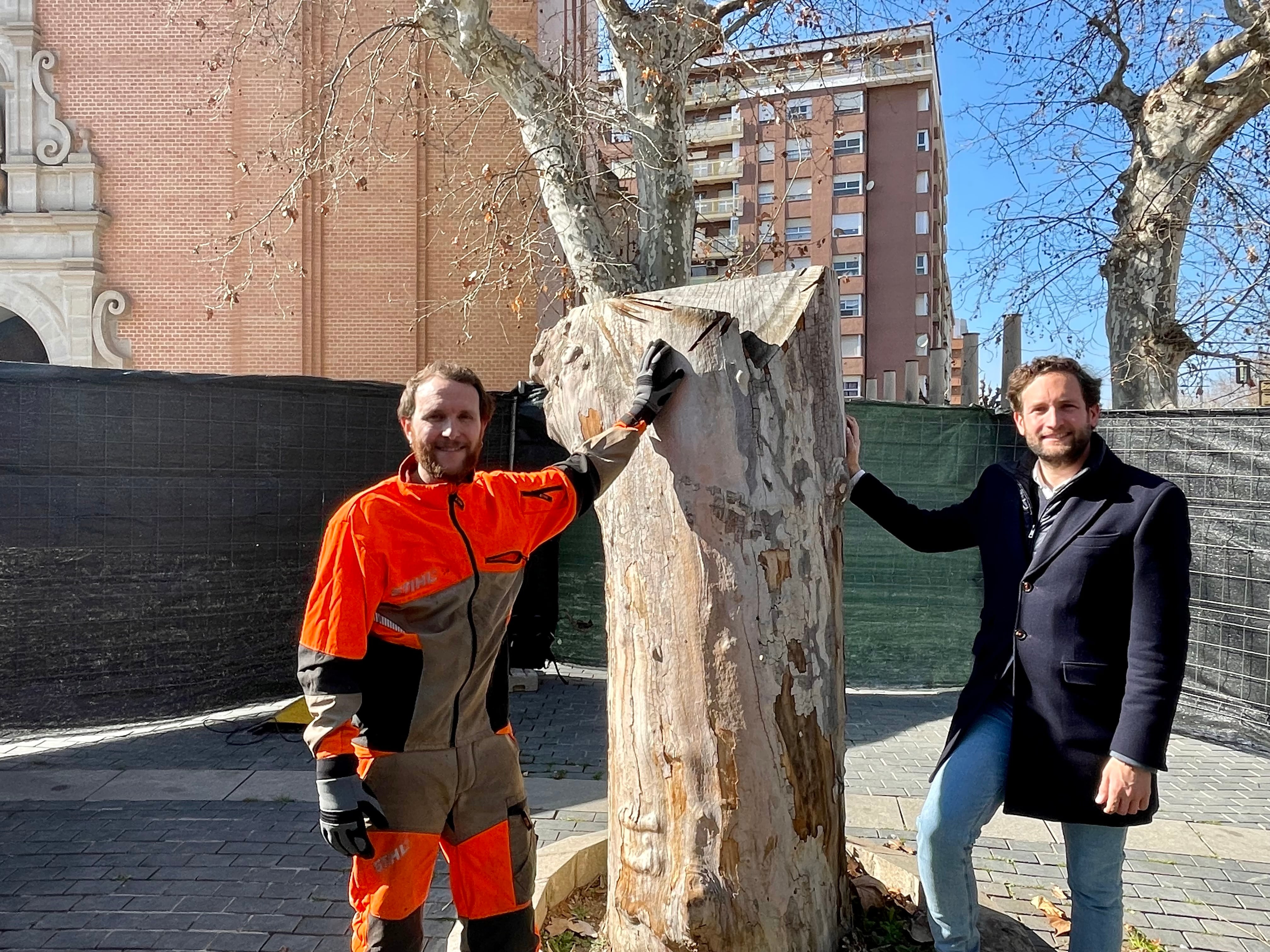 El artista Mario Molins junto al alcalde de Monzón Isaac Claver