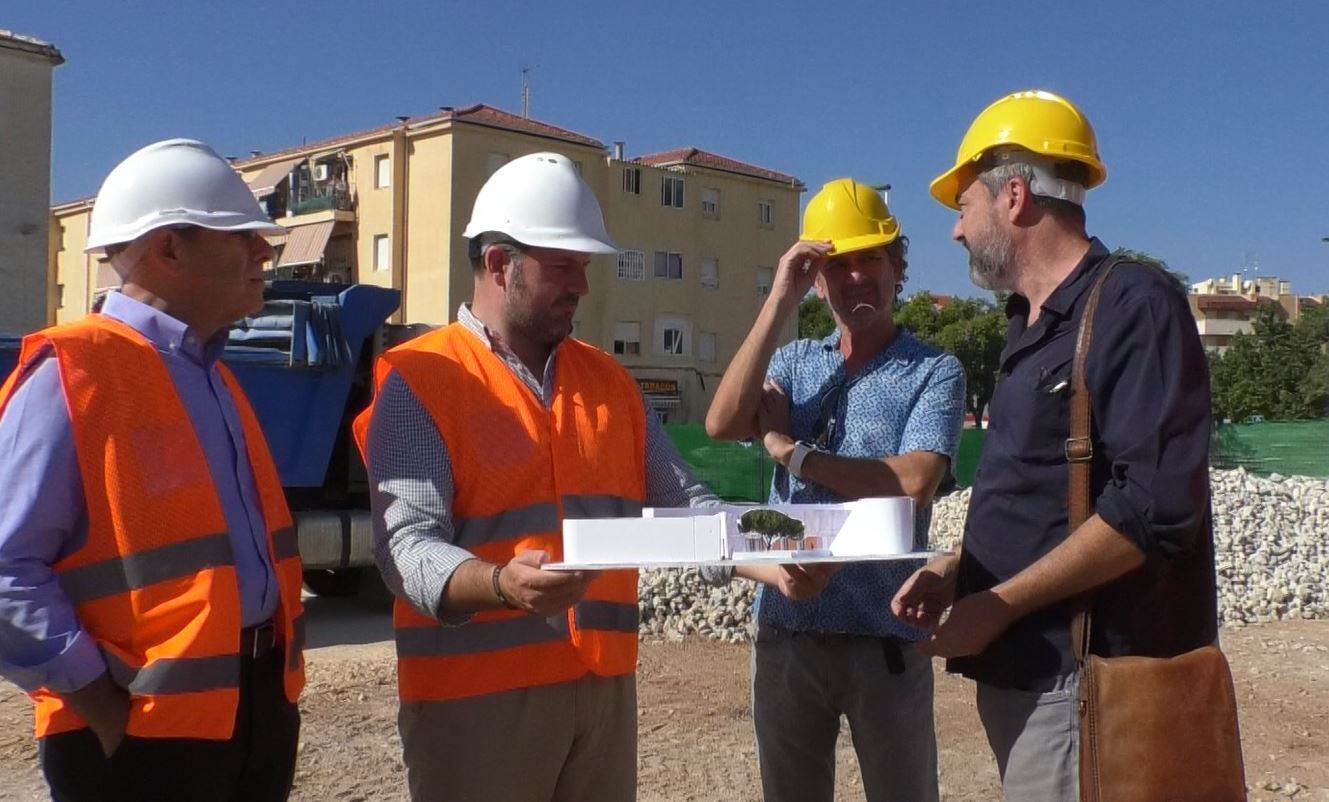 Pablo Ruz, alcalde de Elche, en las obras del centro social San Antón-Travalón