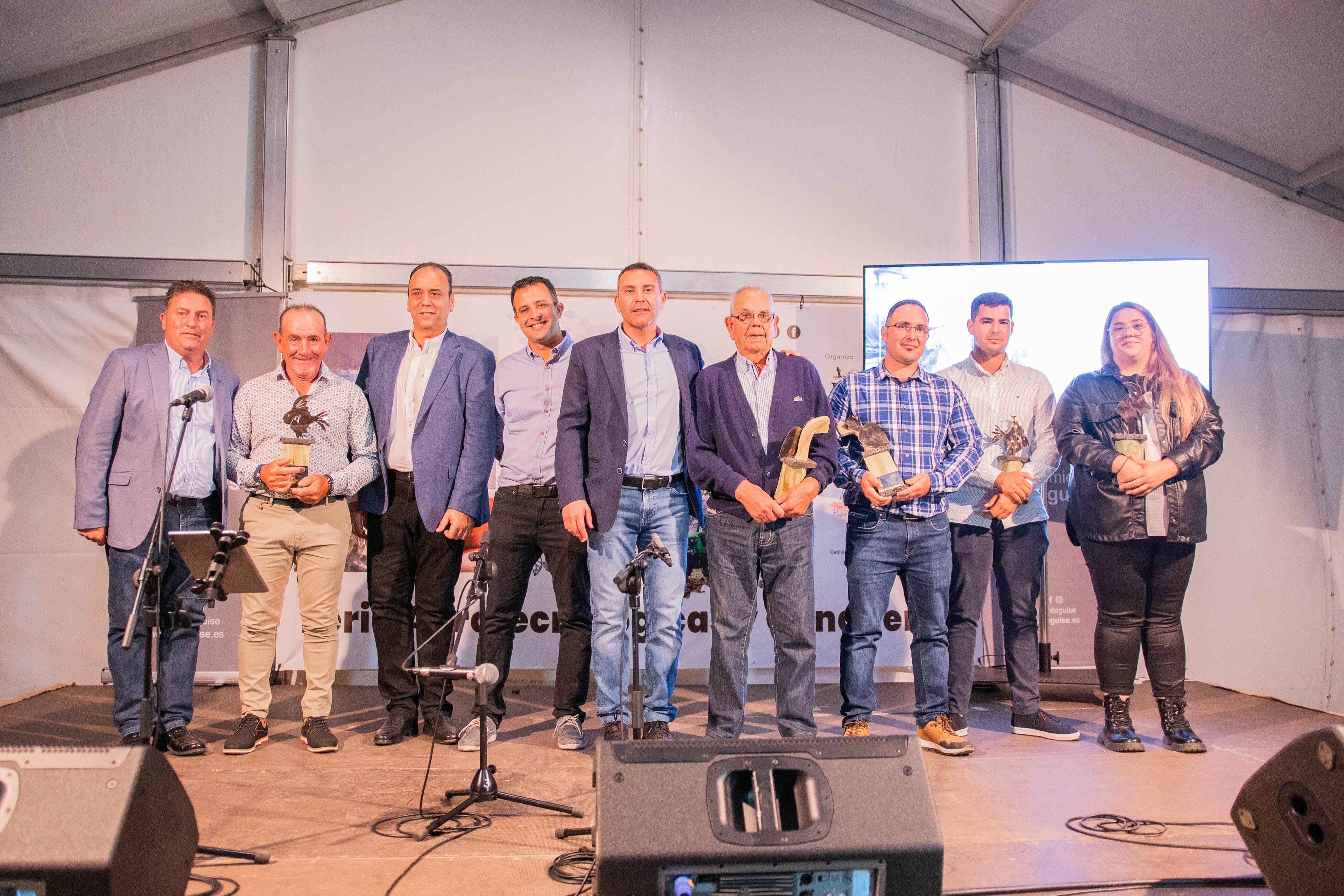 Autoridades municipales e insulares con algunos de los homenajeados en la feria.