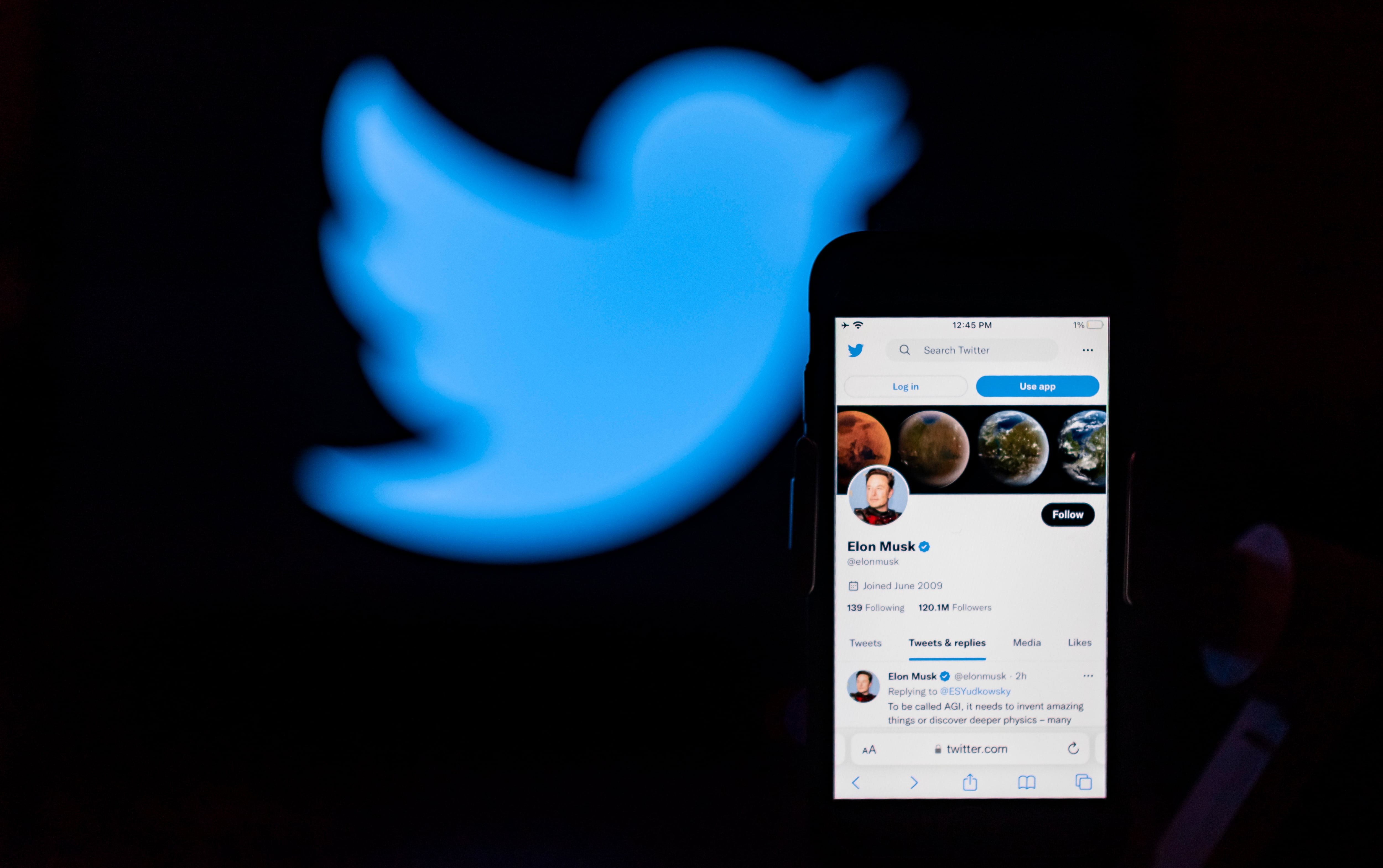 El perfil de Twitter de Elon Musk, frente al logo de la red social