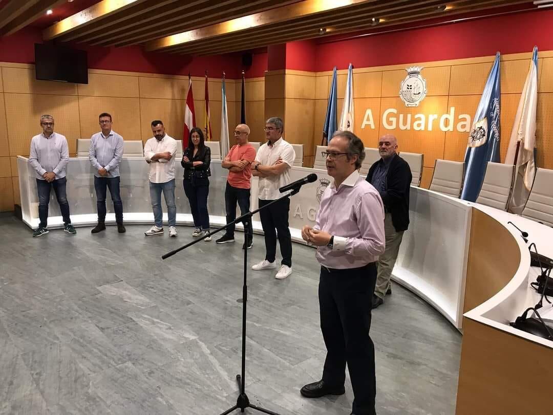 Roberto Carrero, alcalde de A Guarda, hablando junto a representantes de BNG, PSOE y Espazo Común