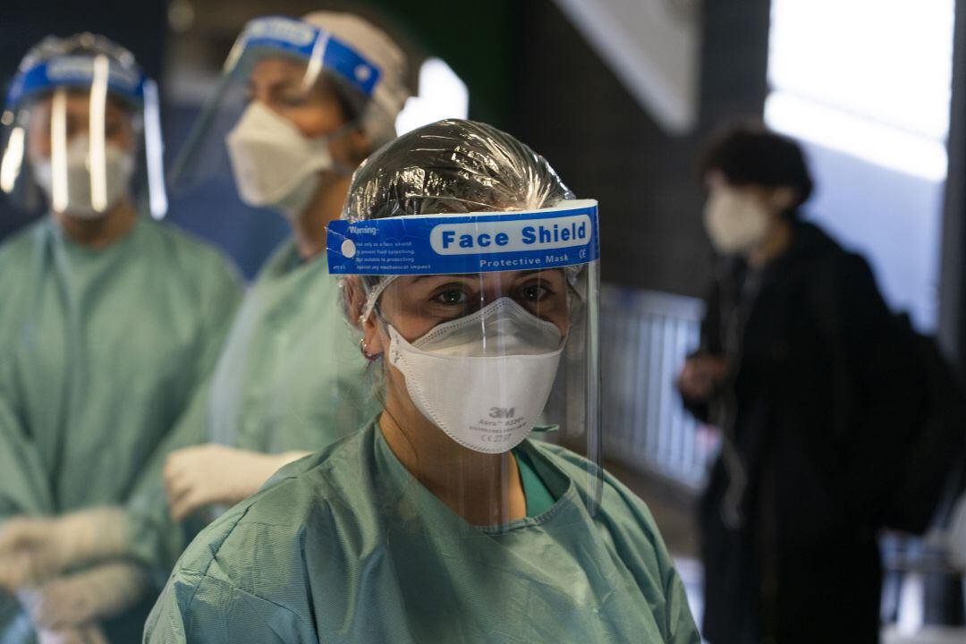 Sanitarios preparados para la realización de un cribado. 