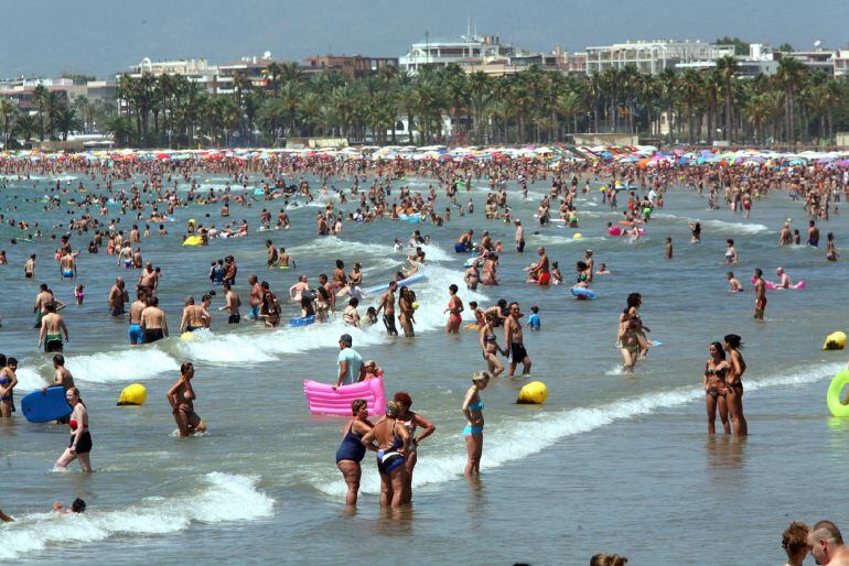 Imagen de la Playa de Levante de Salou repleta de turistas al inicio de las vacaciones de agosto.