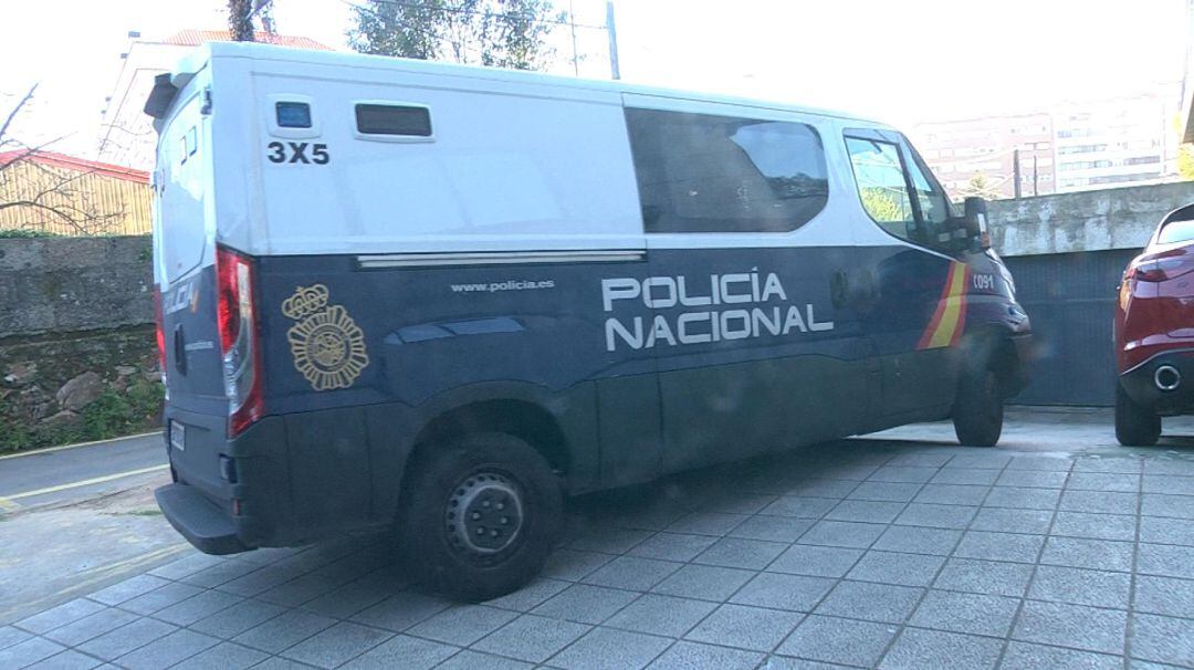 Furgón policial entrando este jueves en los juzgados.