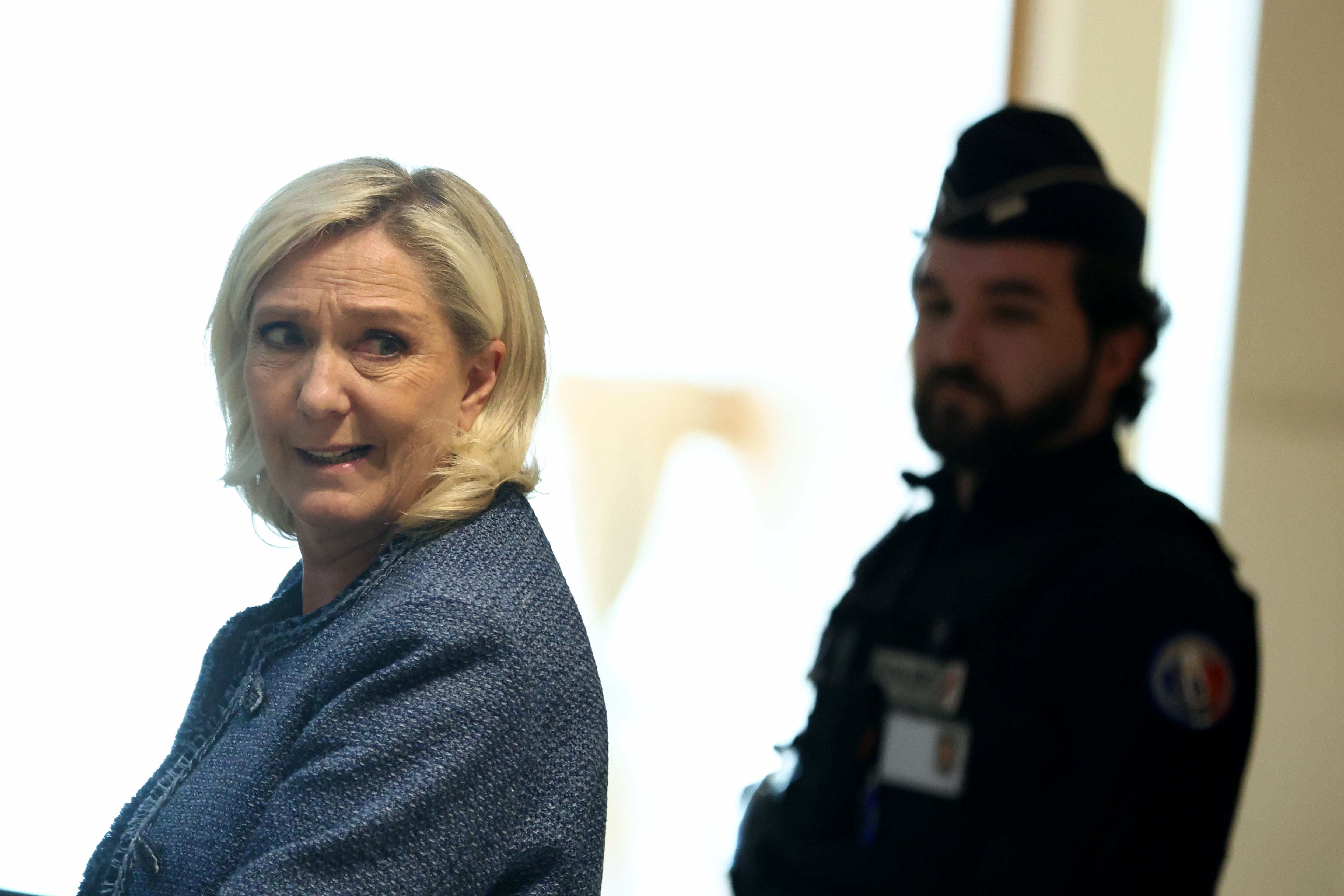 La líder de la extrema derecha francesa, Marine Le Pen, a su llegada al tribunal de París por el caso de presunta malversación de dinero del Parlamento Europeo.