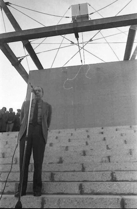 Gustavo Torner durante la inauguración de su escultura como Monumento a la Constitución.