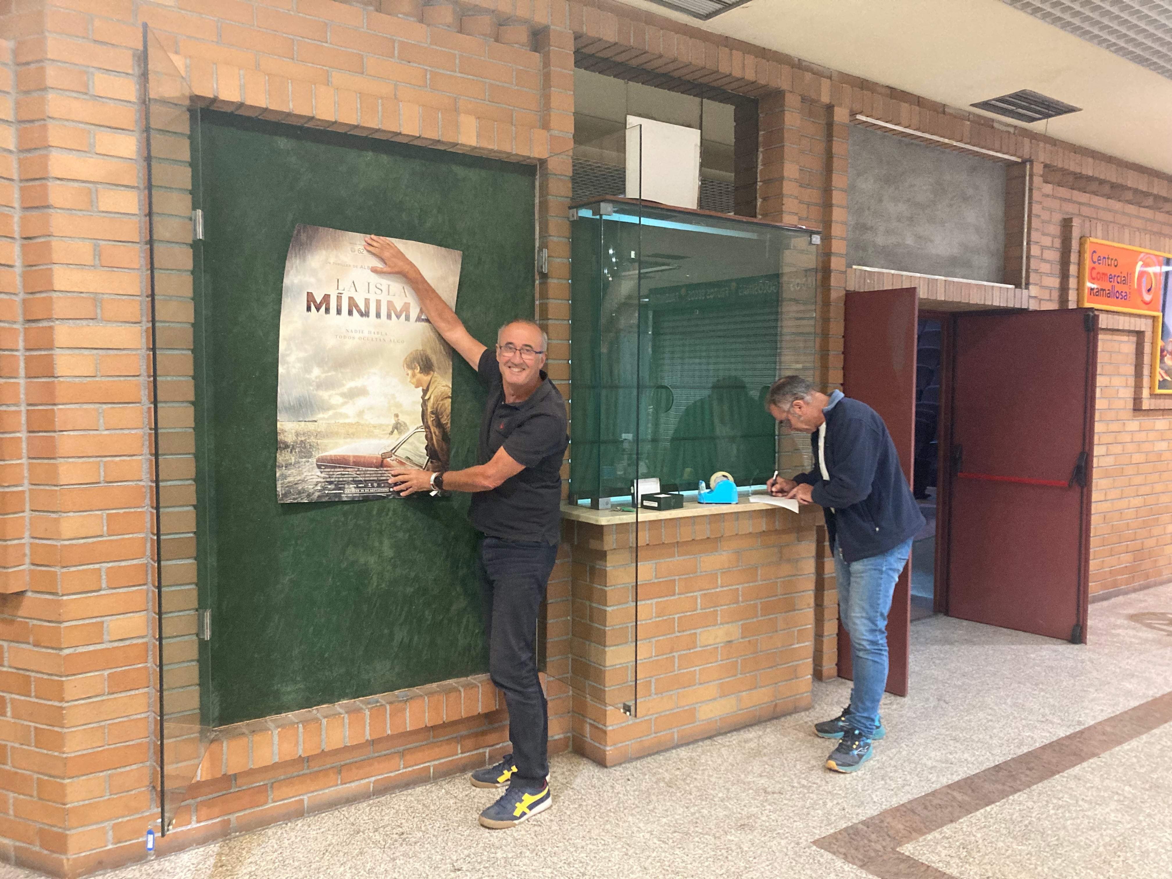 Juan González, alcalde de Nigrán, sostiene el cartel de &quot;La Isla Mínima&quot;, la última película proyectada en los cines de A Ramallosa