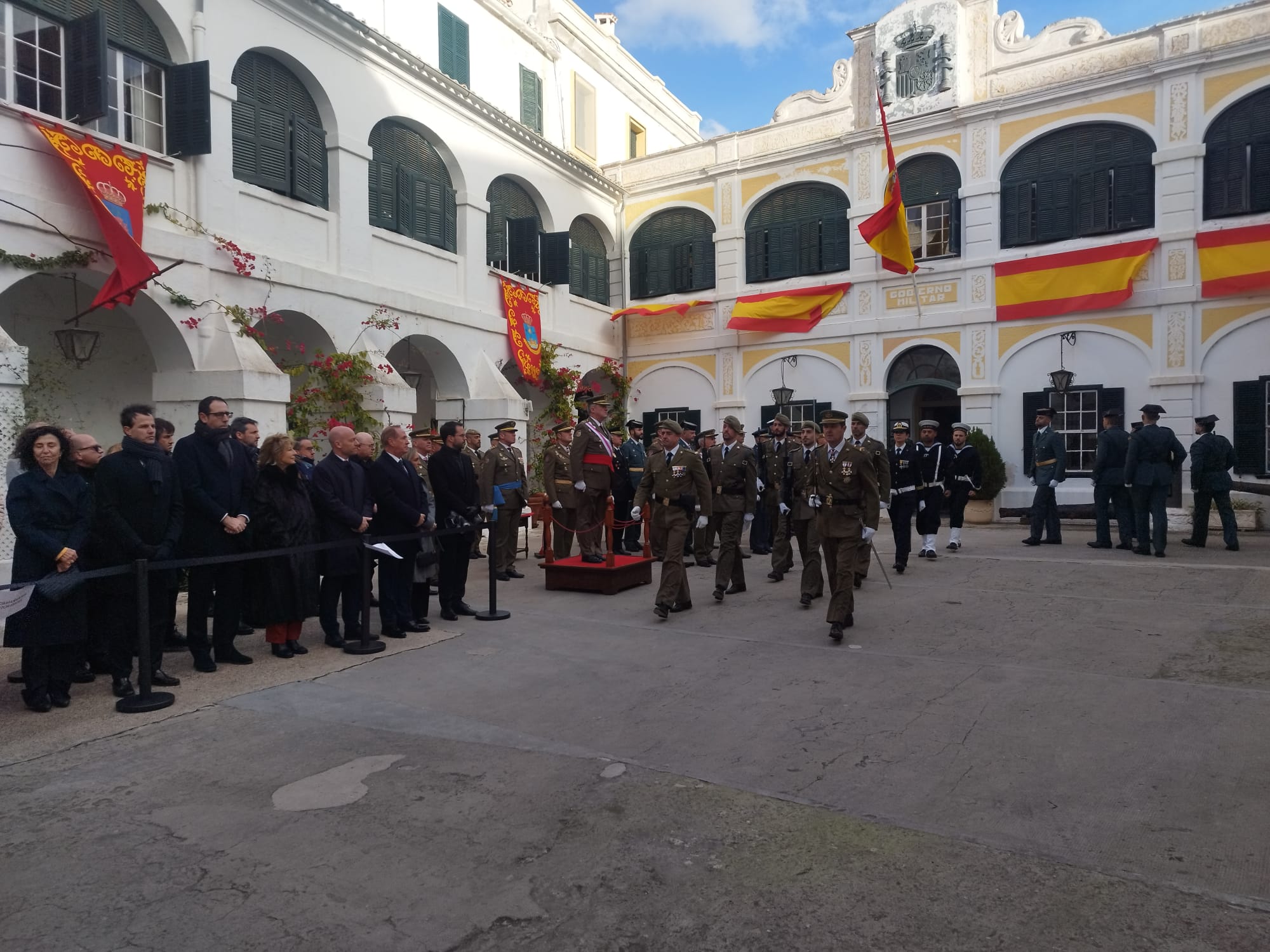 Una desfilada militar ha tancat al commemoració de la Pasqua Militar a Maó.