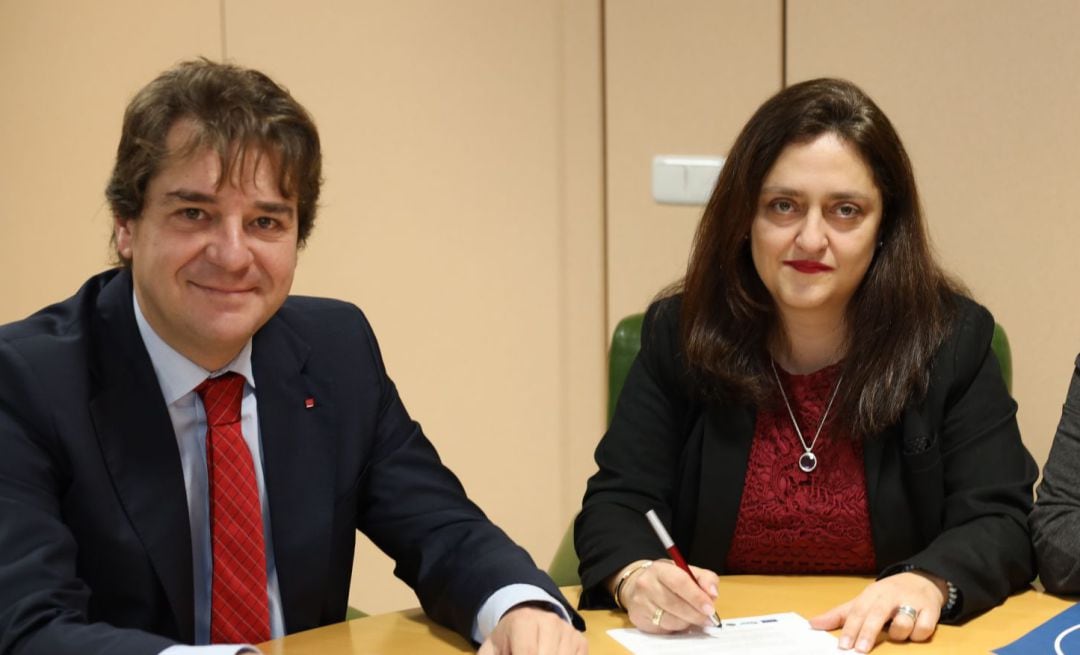 Gema Sarmiento (d), nueva directora gerente del H.U. de Fuenlabrada, junto al alcalde de Fuenlabrada, Javier Ayala, durante la firma de un convenio entre ambas instituciones.