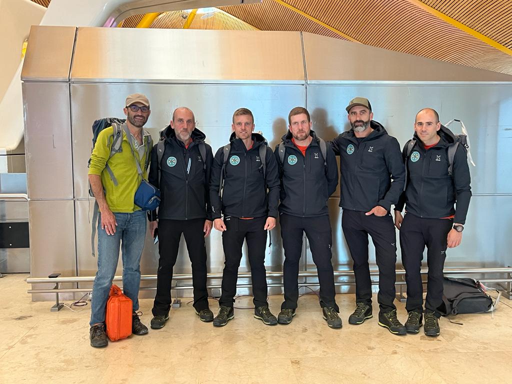 El grupo al completo en el aeropuerto