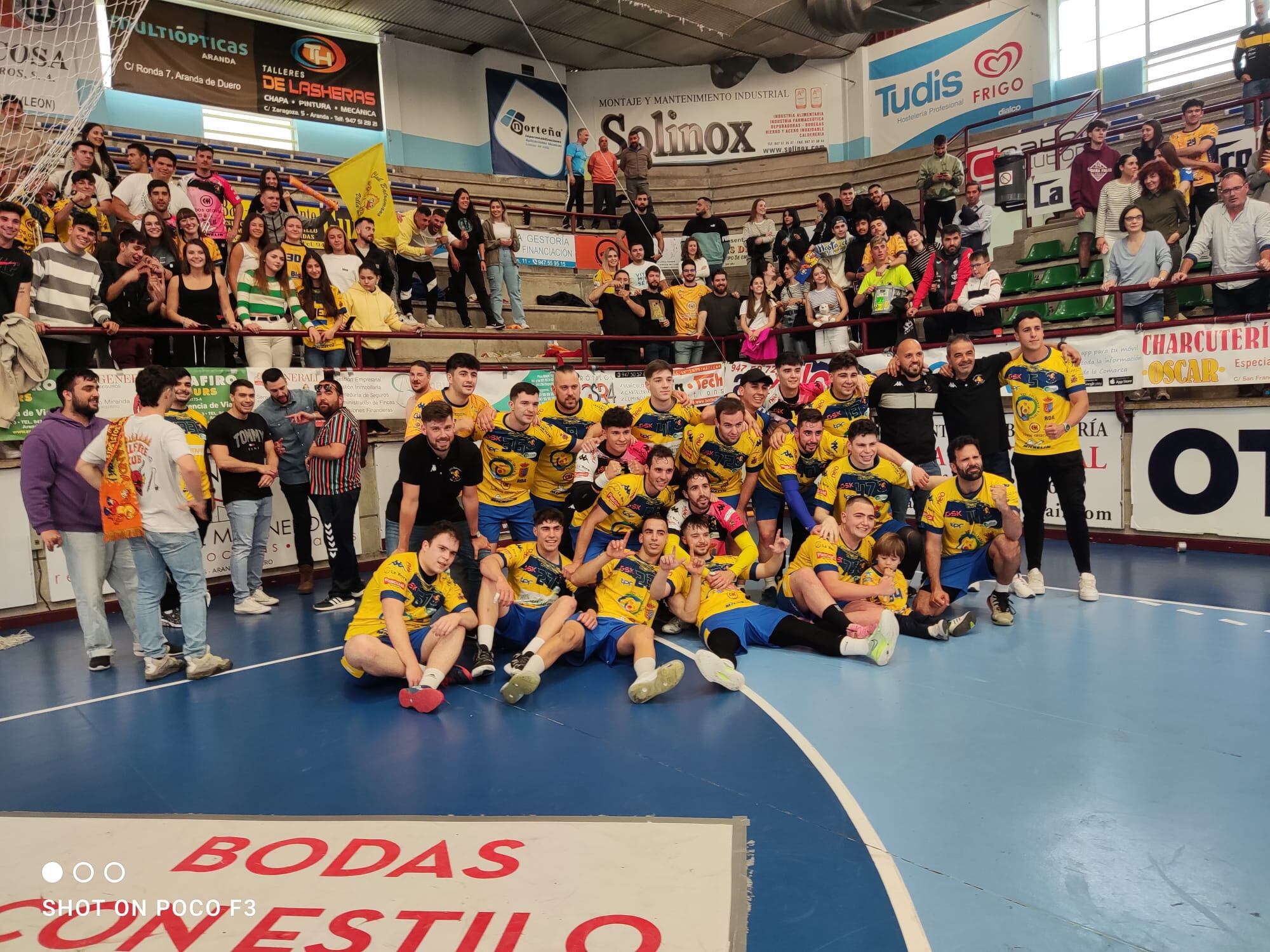 Plantilla del Roa Red Solidario Ribera Villa de Aranda y afición celebran el ascenso